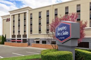 um sinal em frente a um edifício em Hampton Inn & Suites Frederick/Fort Detrick em Frederick