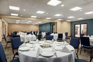 una sala de conferencias con mesas y sillas blancas en Hampton Inn & Suites Frederick/Fort Detrick, en Frederick