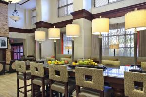 una sala da pranzo con tavolo e frutta di Hampton Inn & Suites-Florence Downtown a Florence