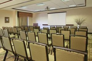 佛羅倫斯的住宿－佛羅倫薩市區漢普頓套房酒店，一间会议室,配有椅子和白色屏幕