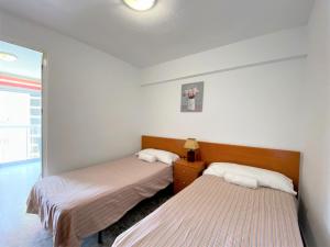 twee bedden in een kamer met witte muren bij Carabelas-3-12 in Benidorm