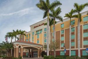 une décoration extérieure d'un hôtel avec des palmiers dans l'établissement Hampton Inn & Suites Fort Lauderdale - Miramar, à Miramar