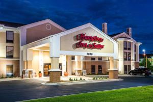 un centro comercial con un cartel de Navidad en Hampton Inn & Suites Florence Center en Florence