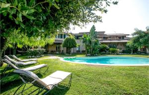 un cortile con sedie e una piscina di 7 Bedroom Nice Home In Polistena a Polistena