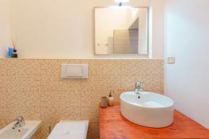 Koupelna v ubytování Bissenti Rooms - Eja Sardinia + 42 fotografií