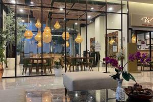 une chambre avec un canapé, une table et quelques lumières dans l'établissement Cozy Studio at Amarta Apartment, à Yogyakarta
