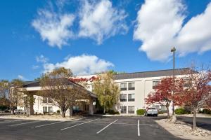 un estacionamiento frente a un edificio en Hampton Inn North Sioux City, en North Sioux City