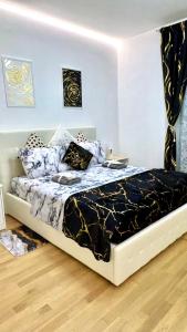 ein Bett mit einer schwarzen und weißen Bettdecke in einem Schlafzimmer in der Unterkunft Angels apartment in Bari