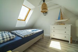 1 dormitorio con 1 cama, vestidor y ventana en Stilo Domki en Sasino