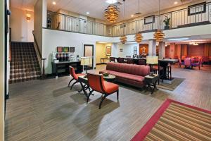 a lobby with a couch and tables and chairs at Hampton Inn Clarksville in Clarksville