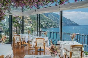 ポジターノにあるAlbergo Miramare Positanoの海の景色を望むレストラン(テーブル付)