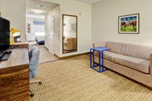 ein Wohnzimmer mit einem Sofa und einem Tisch in der Unterkunft Hampton Inn Van Buren in Van Buren