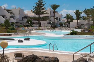 een weergave van een zwembad in een resort bij Lanzarote Beach Apartments, CASA BRUNA in Costa Teguise