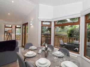 a dining room with a table and chairs at JacMar Lodge in Windermere