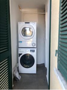 eine Waschmaschine und eine Waschmaschine im Flur in der Unterkunft Beautiful apartment in Sanremo in Sanremo