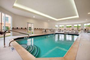 - une grande piscine dans une chambre d'hôtel dans l'établissement Homewood Suites by Hilton Fort Worth West at Cityview, à Fort Worth