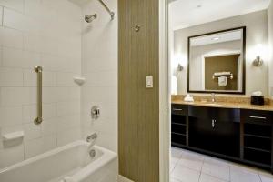 Koupelna v ubytování Homewood Suites by Hilton Fort Worth West at Cityview