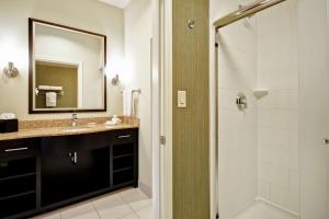 Koupelna v ubytování Homewood Suites by Hilton Fort Worth West at Cityview