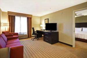 TV a/nebo společenská místnost v ubytování Homewood Suites by Hilton Fort Worth West at Cityview