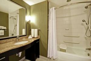 Koupelna v ubytování Homewood Suites by Hilton Fort Worth West at Cityview