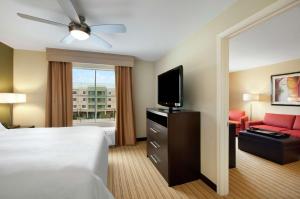 Postel nebo postele na pokoji v ubytování Homewood Suites by Hilton Fort Worth West at Cityview
