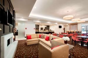 - un salon avec un canapé et une salle à manger dans l'établissement Homewood Suites by Hilton Fort Worth West at Cityview, à Fort Worth