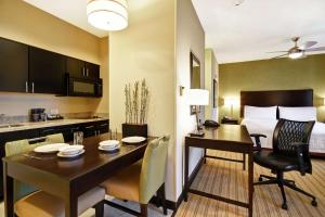 Posezení v ubytování Homewood Suites by Hilton Fort Worth West at Cityview