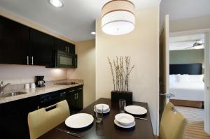 Kuchyň nebo kuchyňský kout v ubytování Homewood Suites by Hilton Fort Worth West at Cityview