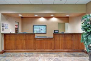 ein Wartezimmer in einem Krankenhaus mit Rezeption in der Unterkunft Homewood Suites by Hilton Fayetteville in Fayetteville