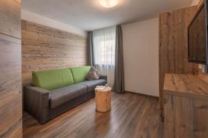 a living room with a couch and a table at Residence Dilitz in Resia