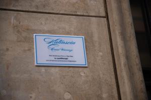 a sign on the side of a building at Casa Vacanza Katiuscia in Rome