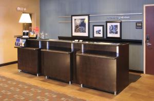 un bar en una habitación de hotel con fotos en la pared en Hampton Inn Gadsden/Attalla Interstate 59, en Gadsden