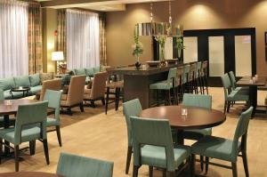 a restaurant with tables and chairs and a bar at Hampton Inn Gadsden/Attalla Interstate 59 in Gadsden