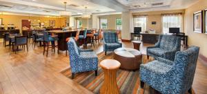 a lobby with chairs and a bar in a restaurant at Hampton Inn Gaffney in Gaffney
