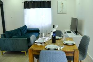 Apartment Sara Sinj في سيني: غرفة معيشة مع طاولة وأريكة