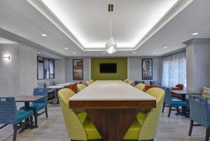 Posezení v ubytování Hampton Inn Gallatin