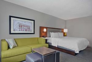 Postel nebo postele na pokoji v ubytování Hampton Inn Gallatin