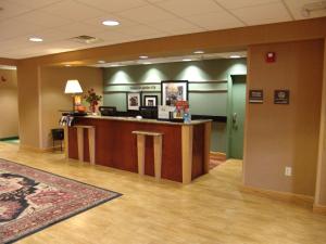 una hall di un ospedale con bancone della reception di Hampton Inn Garden City a Garden City