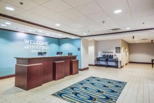 una hall con un benvenuto sul cartello del negozio di bestos di Hampton Inn Greenfield a Greenfield