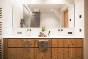 a bathroom with a sink and a mirror at Sunnseit Apartment 6 in Ultimo