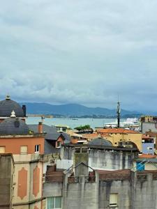 vistas a una ciudad con edificios y agua en Apartamento luminoso Santander, en Santander