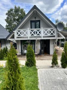 Casa blanca con porche y patio en Śnieżna Chatka - Sosnówka Karpacz, en Sosnówka
