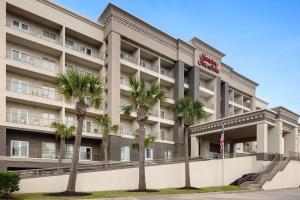 un hotel con palmeras delante en Hampton Inn & Suites Galveston, en Galveston