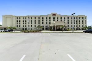 un parking vide en face d'un grand bâtiment dans l'établissement Hampton Inn & Suites Gulfport, à Gulfport