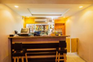 een bar met twee stoelen voor een balie bij ONYX AND IVY HOMES in Lagos