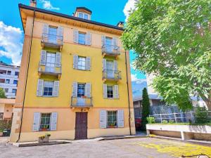 un edificio amarillo con ventanas y balcones en Casa Alpina - Aosta, en Aosta