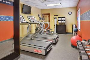 un gimnasio con varias máquinas de cardio en una habitación en Hampton Inn Greensboro East / McLeansville, en McLeansville