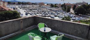 einen Tisch und Stühle auf einem Balkon mit Yachthafen in der Unterkunft Apartment Palma in Zadar