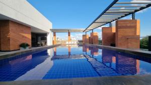 a swimming pool with blue tiles on the side of a building at Monoambiente en excelente zona con comodidades de lujo in Santa Cruz de la Sierra