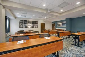 une salle de classe avec des tables et des chaises dans une salle dans l'établissement Hampton Inn Greenville/Woodruff Road, à Greenville